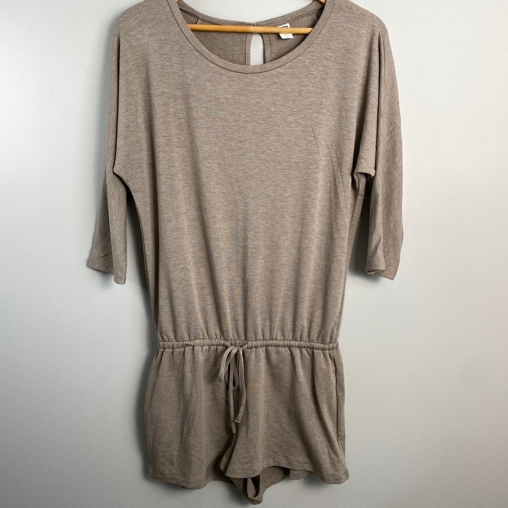 Old Navy Women's Beige 3/4 Dolman Sleeve Lightweight Romper Stretchy‎ Size Small